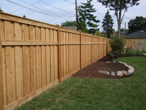 Забор для частного дома деревянный светлый